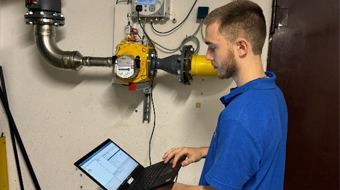 © Mainova Junger Zählermonteur prüft Zählerfunktion mit einem Laptop
