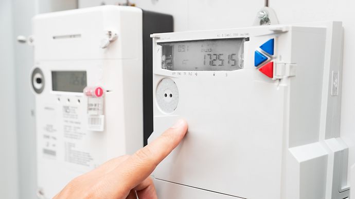 Ein Techniker liest den Zählerstand ab.