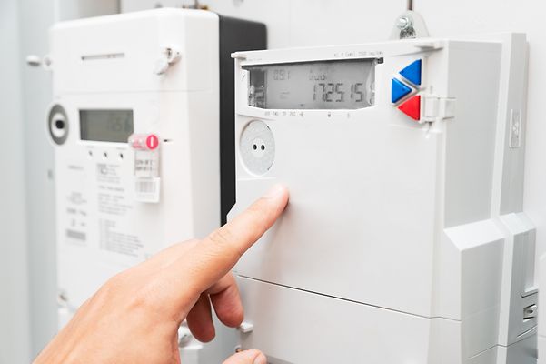 Ein Techniker liest den Zählerstand ab.