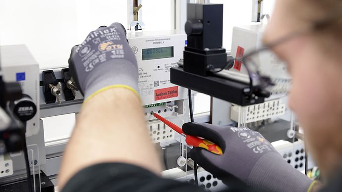 Techniker repariert Stromzähler