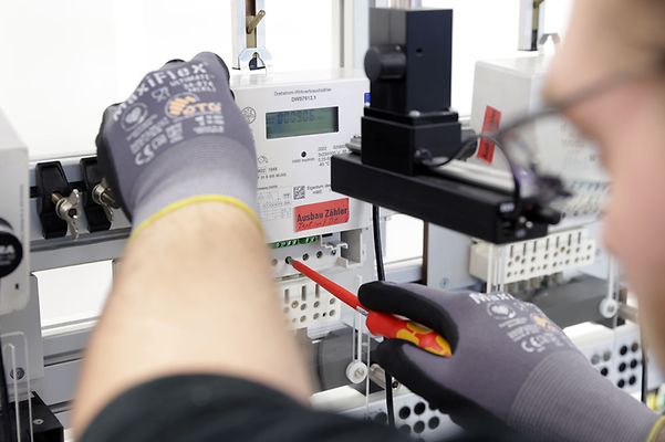 Techniker repariert Stromzähler